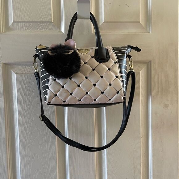 Betsey Johnson quilted beige and black hearts crossbody fuzzy cat head c… - Picture 2 of 14